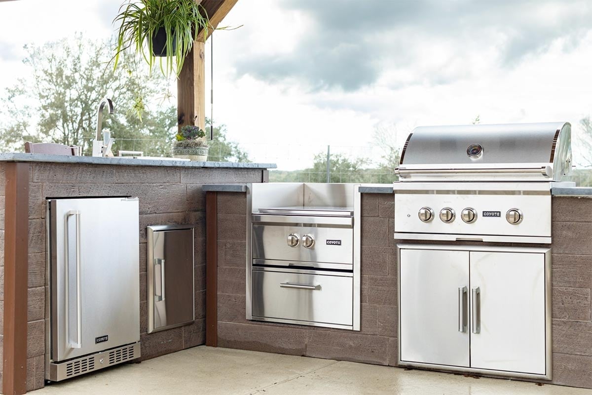 l-shaped outdoor kitchen ideas with weathered wood finish